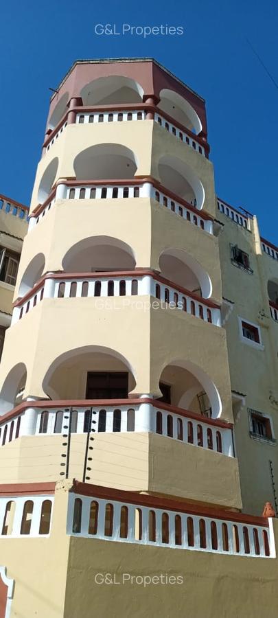 3 Bed Apartment with En Suite at Links Road - 1