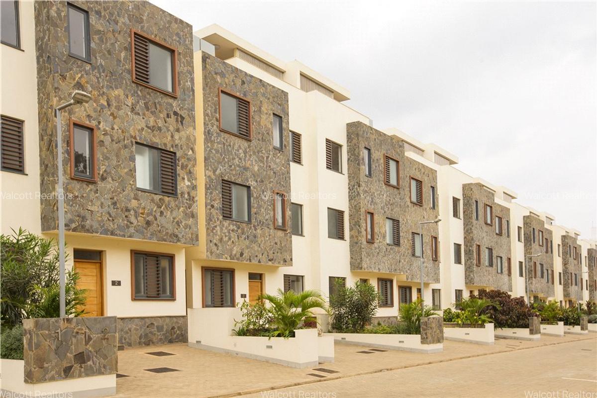 4 Bed Villa with En Suite in Garden Estate - 2
