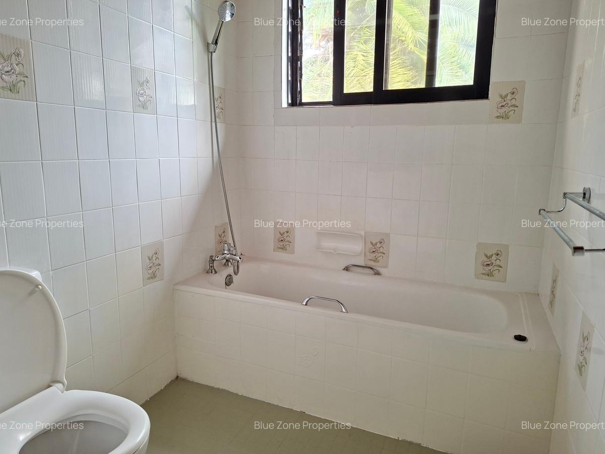 5 Bed House with En Suite at Close To Un - 14