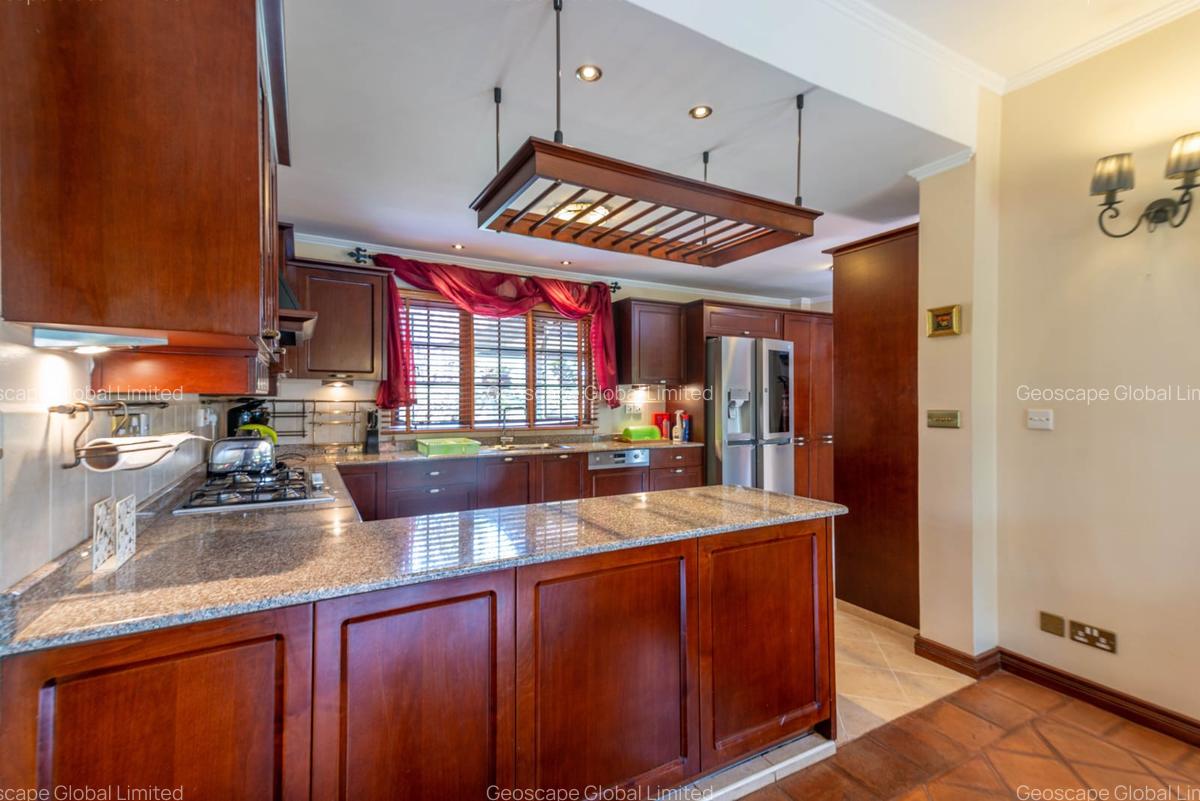4 Bed House with En Suite in Ridgeways - 12