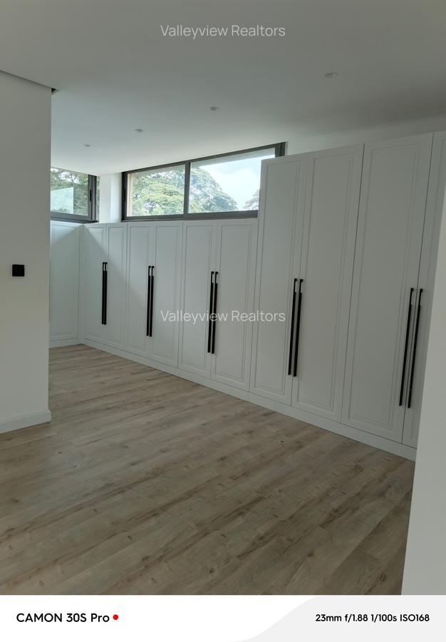 5 Bed Townhouse with En Suite at Lavington - 6