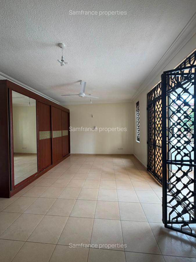 Serviced 2 Bed Apartment with En Suite at Greenwood - 12