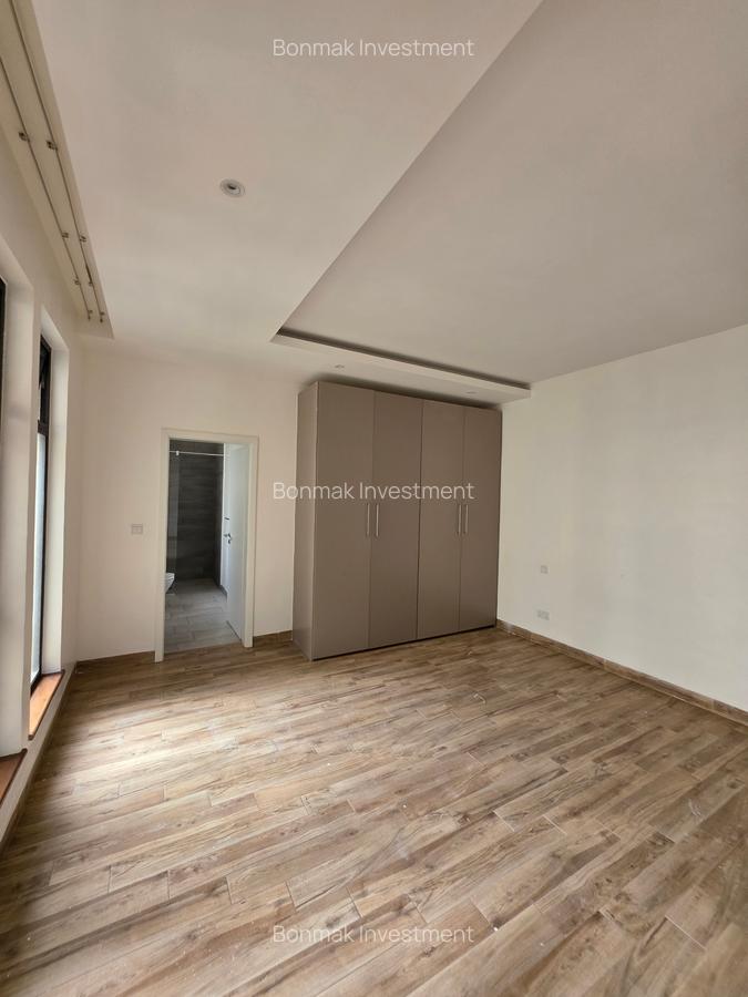 4 Bed Apartment with En Suite at Riverside Drive - 18