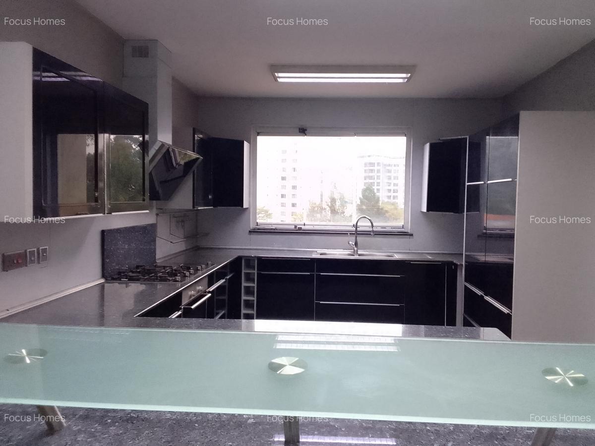 3 Bed Apartment with En Suite in Riverside - 17