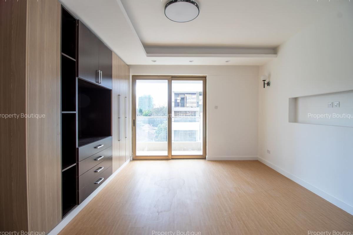3 Bed Apartment with En Suite at Lavington - 13