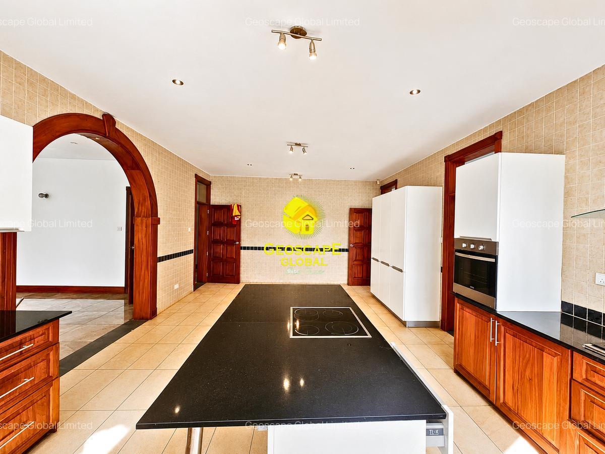 5 Bed House with En Suite in Rosslyn - 5
