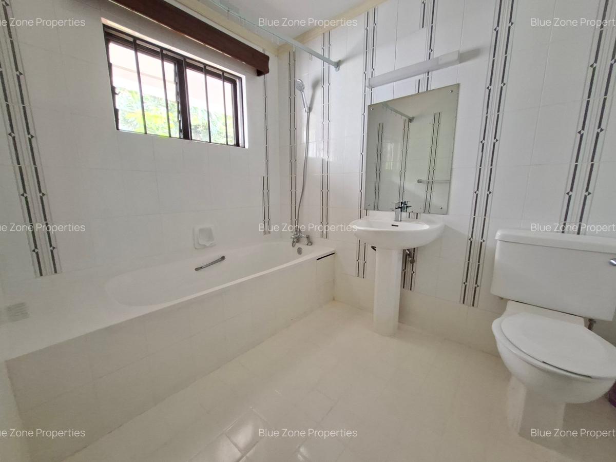5 Bed House with En Suite at Close To Un - 16