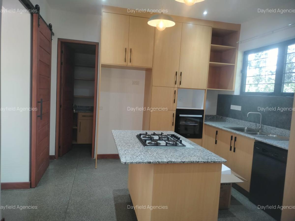 4 Bed House with En Suite at Hill View - 3
