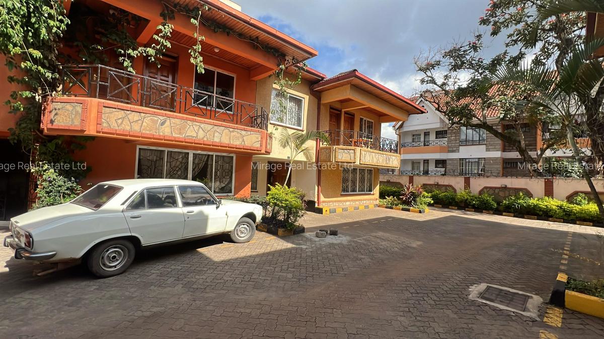 4 Bed House with En Suite in Lavington - 1