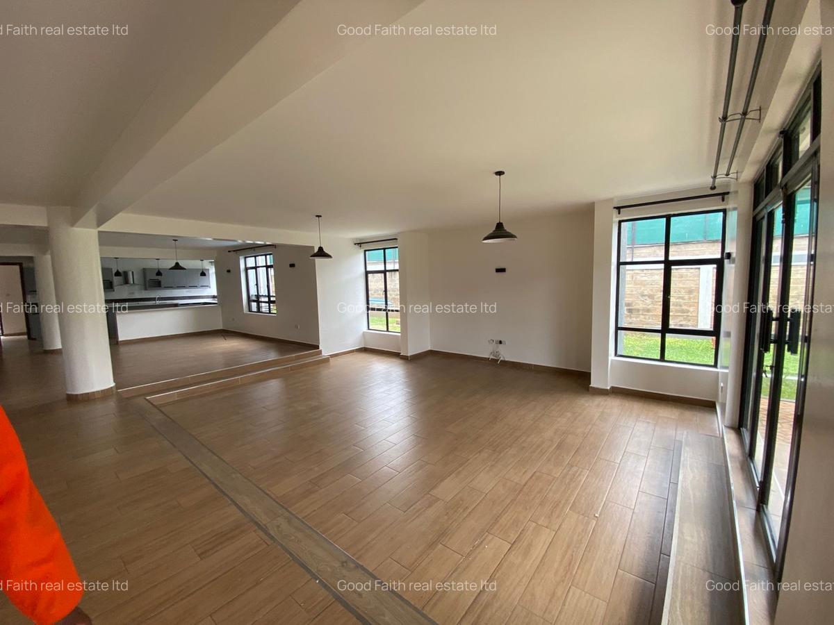 5 Bed House with En Suite in Ridgeways - 3
