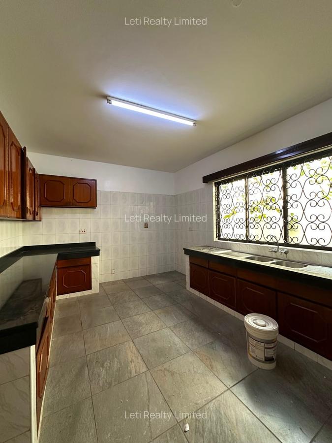 5 Bed Townhouse with En Suite in Kilimani - 6