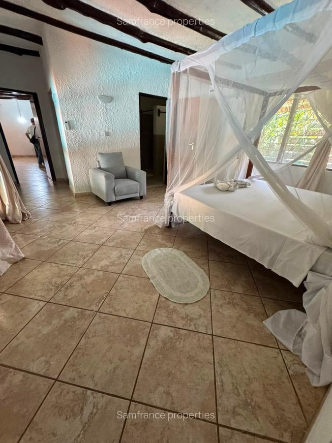 3 Bed Villa with En Suite at Lamarina - 6