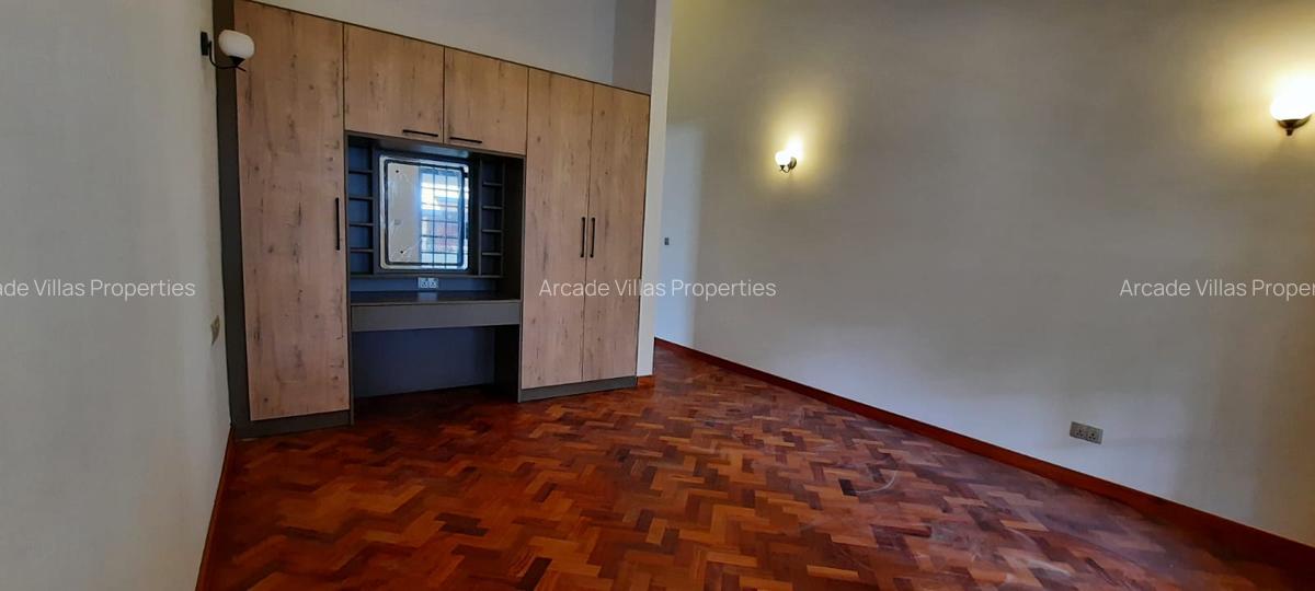 5 Bed Townhouse with En Suite in Lavington - 14
