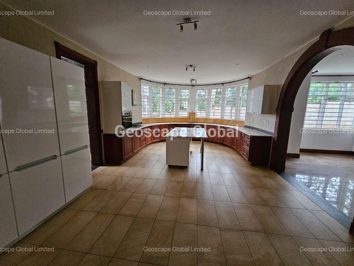 5 Bed House with En Suite in Rosslyn - 7