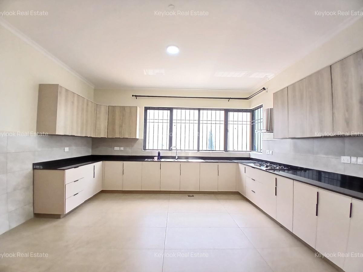 6 Bed Villa with En Suite at Kyuna Road - 6