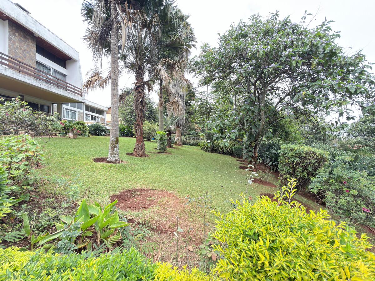6 Bed House with En Suite at Lavington - 6