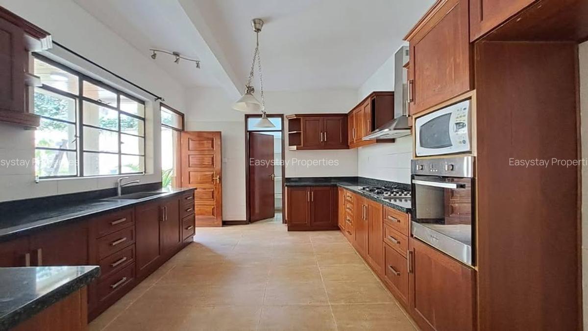 4 Bed Townhouse with En Suite in Spring Valley - 1