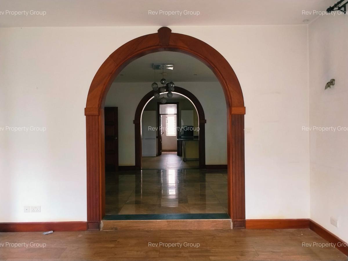 4 Bed Villa with En Suite in Rosslyn - 3