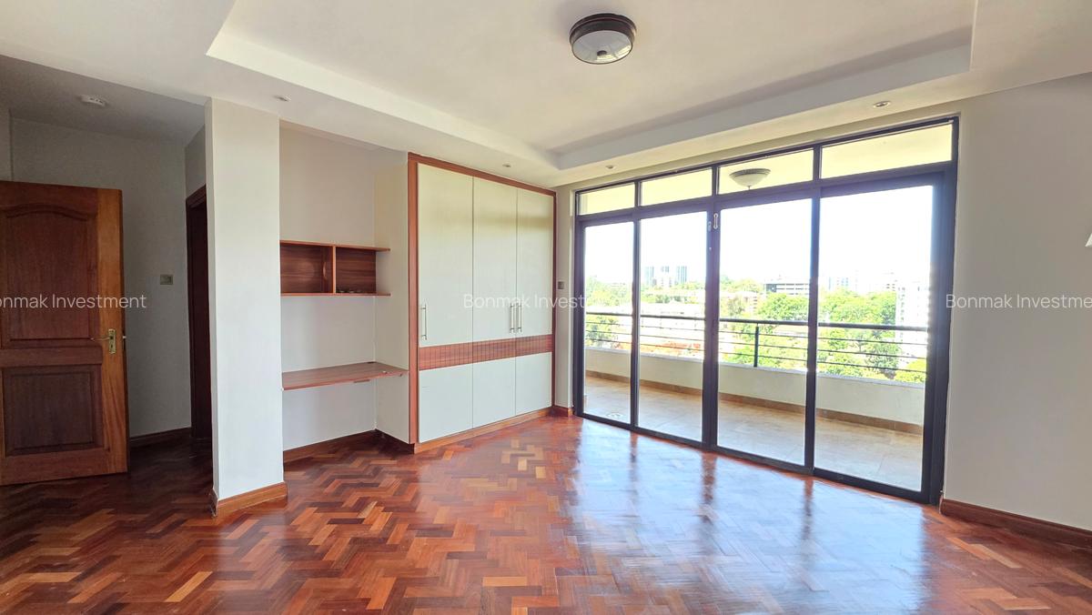 4 Bed Apartment with En Suite at Riverside Drive - 19