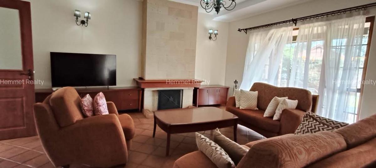 4 Bed House with En Suite in Ridgeways - 4