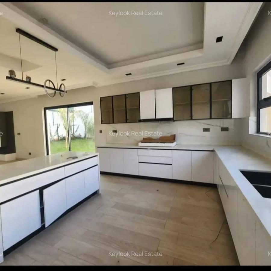 5 Bed Townhouse with En Suite at Lavington - 2