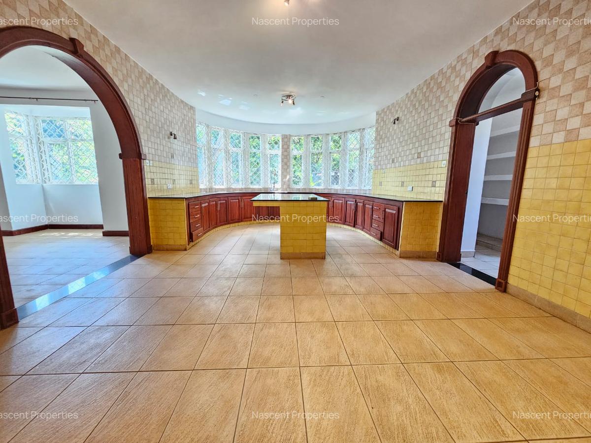 5 Bed Villa with En Suite in Rosslyn - 7