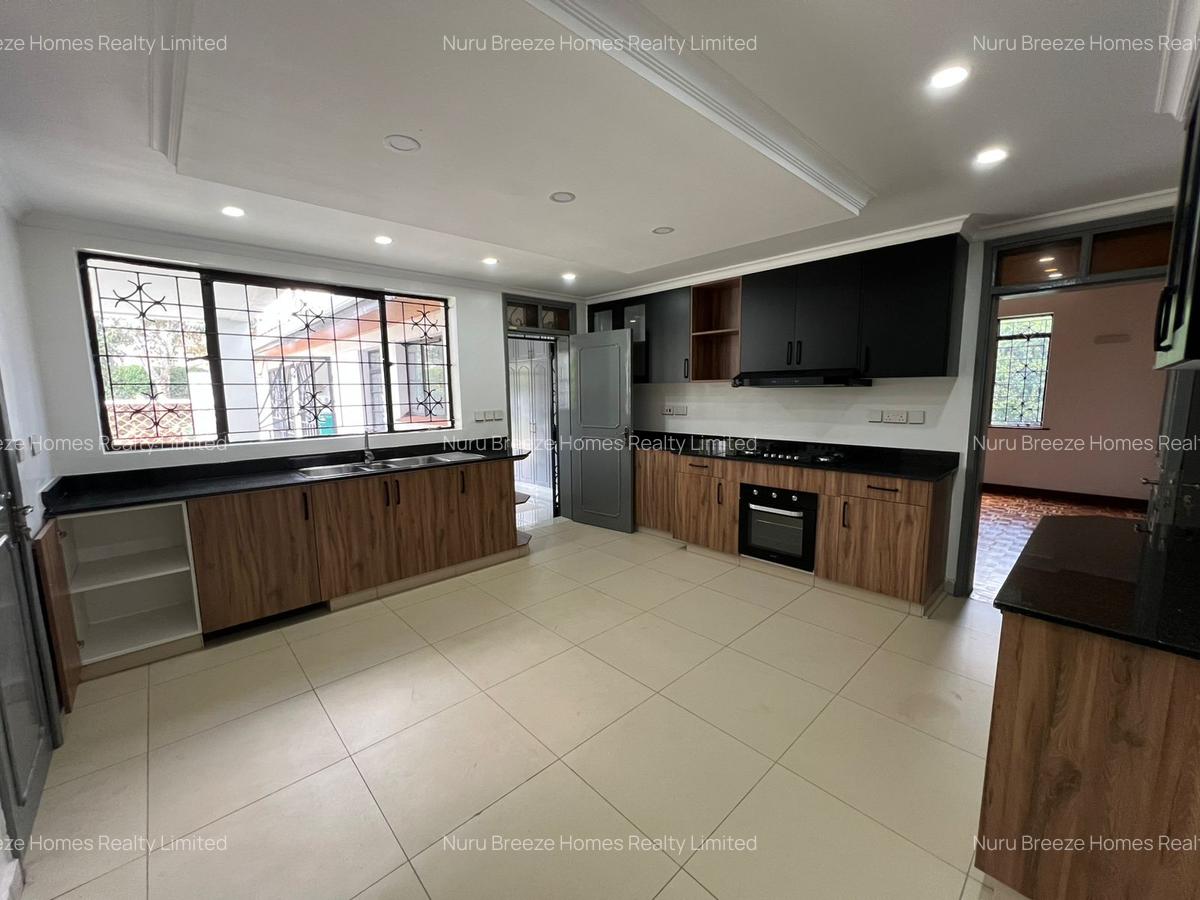 5 Bed House with En Suite in Garden Estate - 6