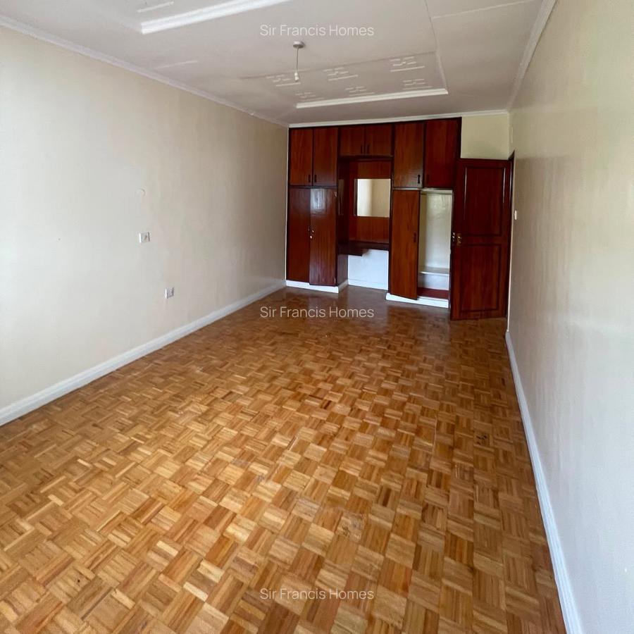 4 Bed House with En Suite in Lavington - 11