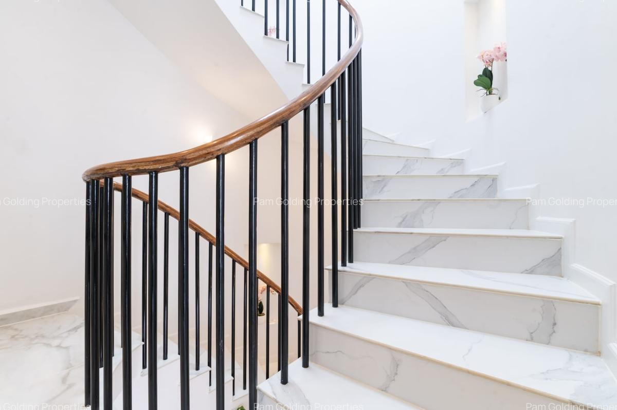4 Bed Townhouse with Swimming Pool at Crawford Road - 15