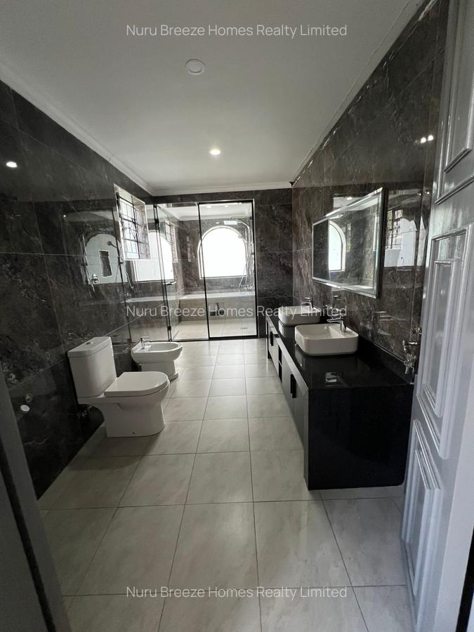 5 Bed House with En Suite in Garden Estate - 16