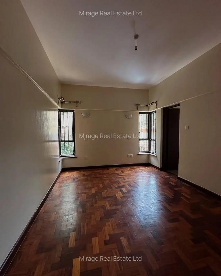 4 Bed Apartment with En Suite in Brookside - 14