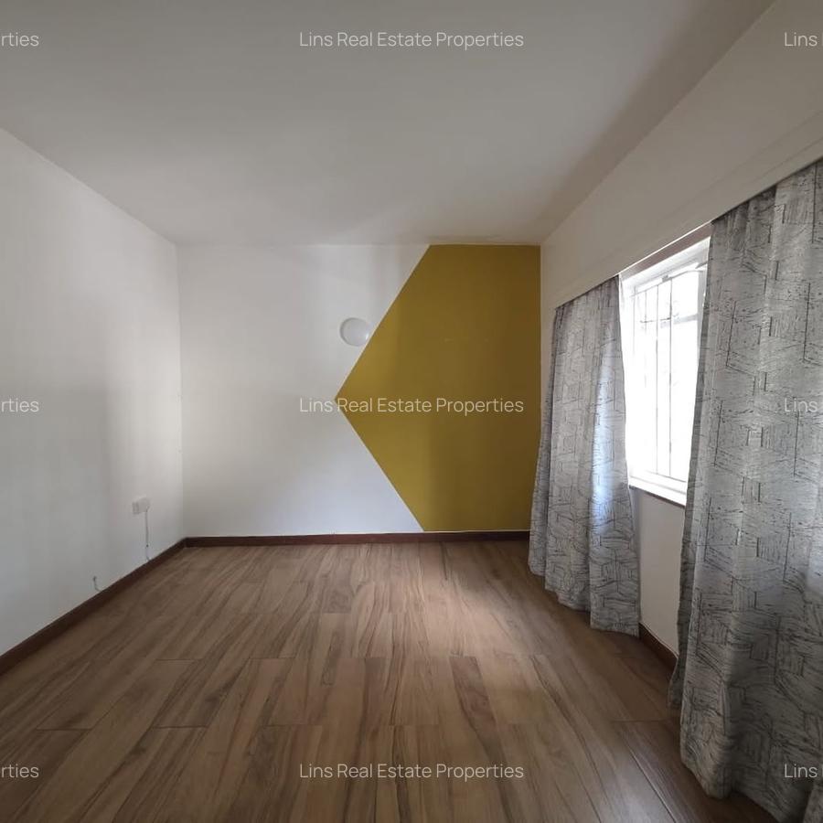 6 Bed House with En Suite in Lavington - 3