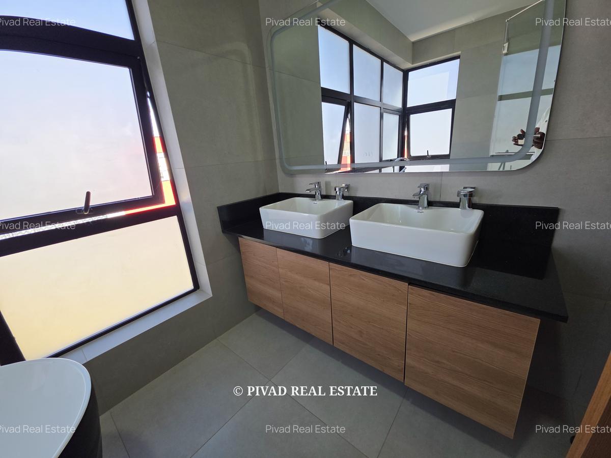 4 Bed Townhouse with Swimming Pool in Membley - 4