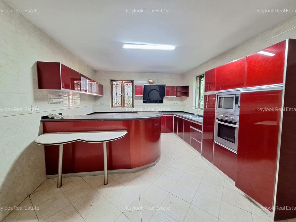 5 Bed Townhouse with En Suite at Othaya Road - 11