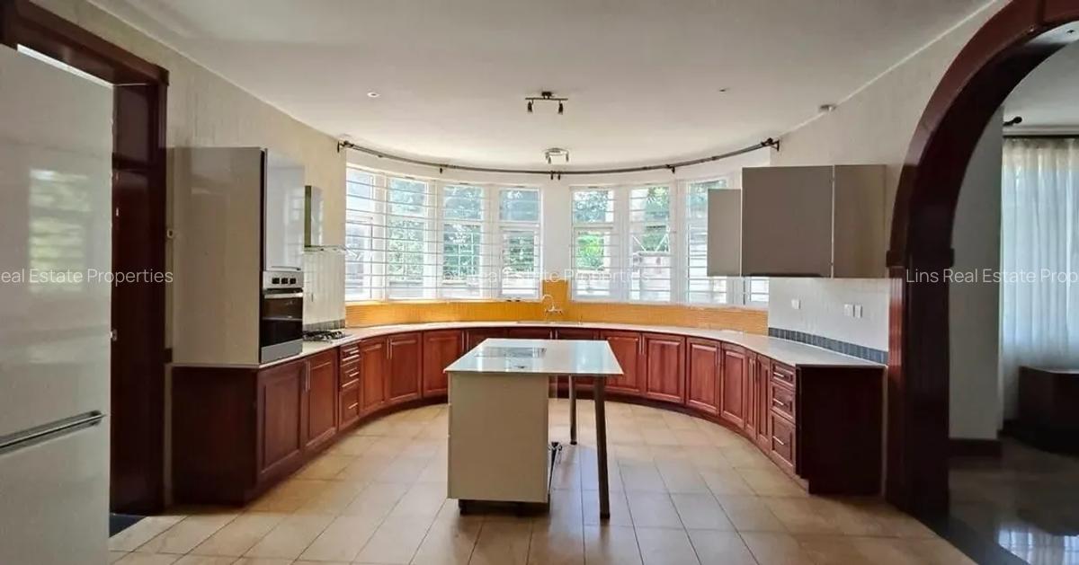 5 Bed Townhouse with En Suite in Rosslyn - 12