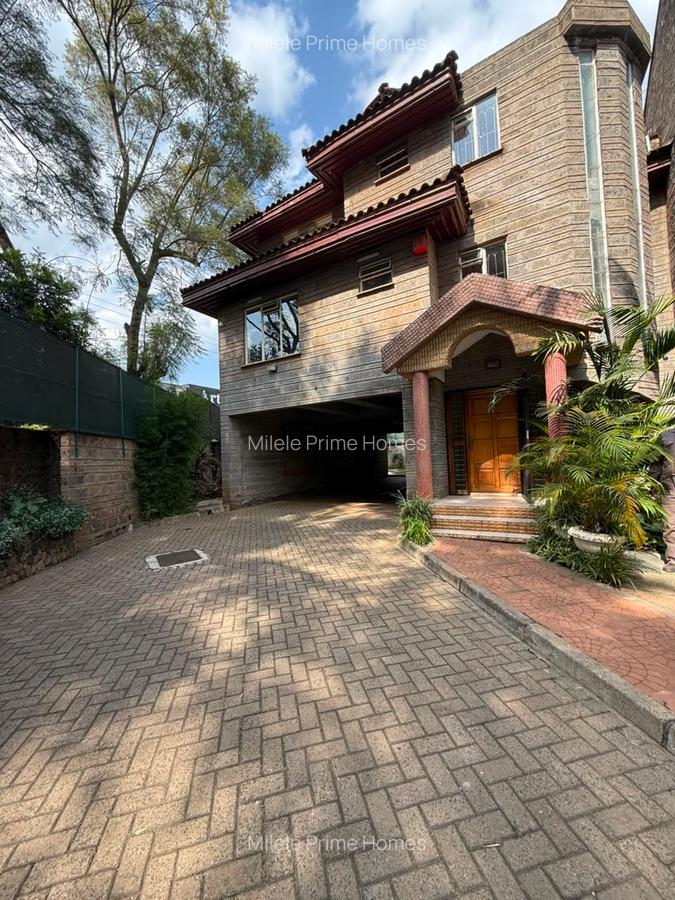 4 Bed Villa with En Suite at Lavington - 2