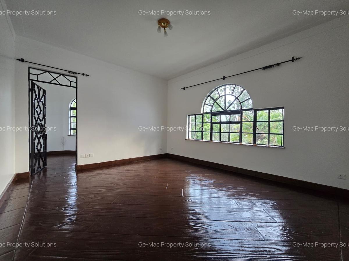 5 Bed House with En Suite in Nyari - 11