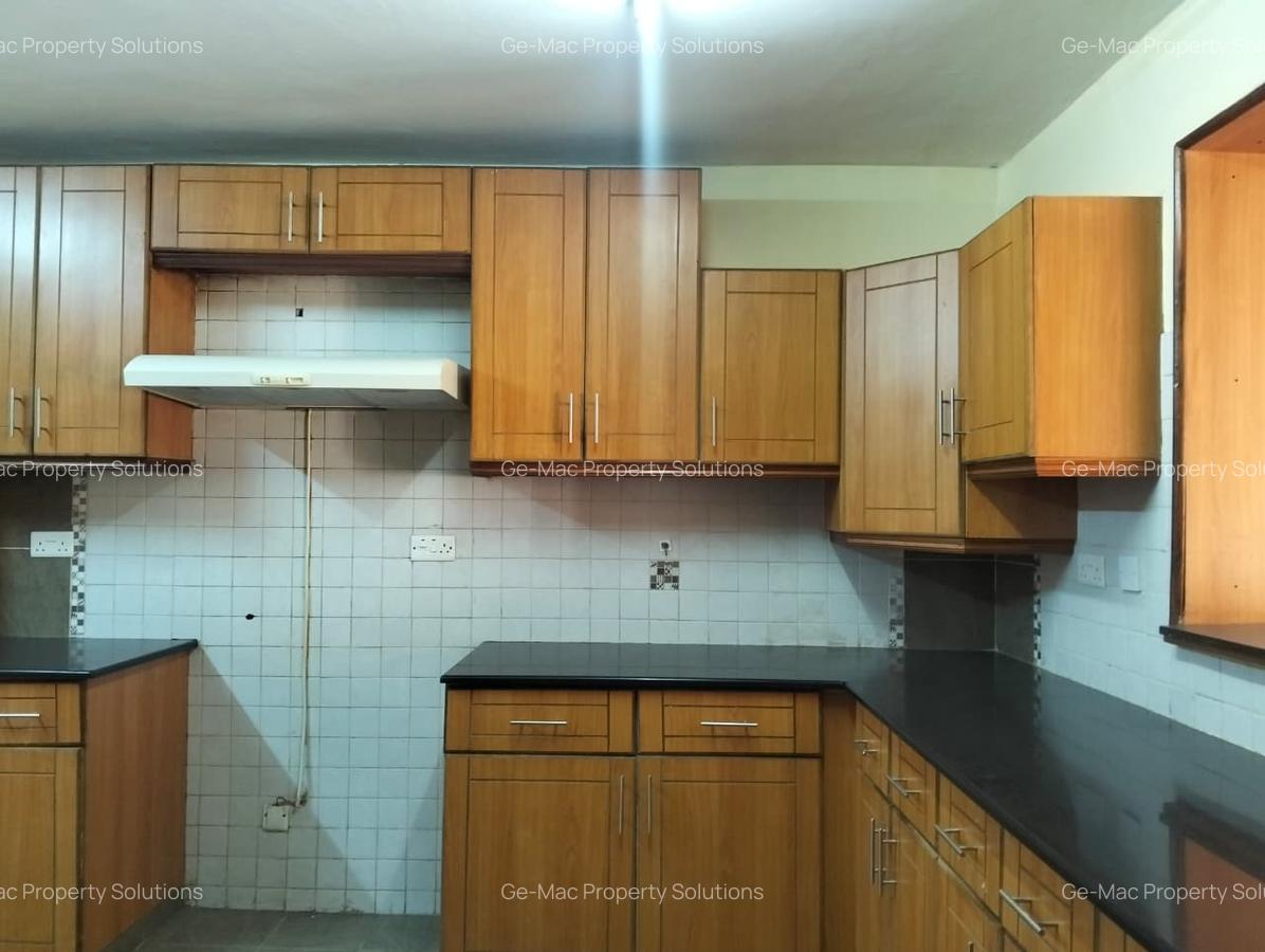 5 Bed House with En Suite in Lavington - 1
