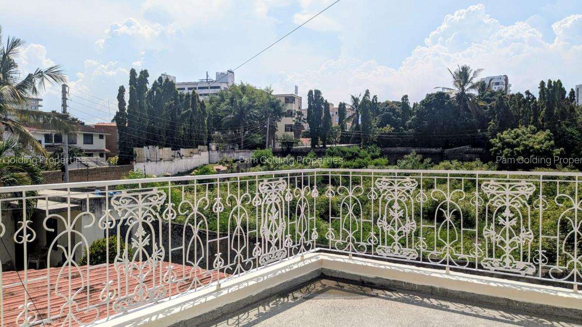 4 Bed House with Swimming Pool at Links Road - 1