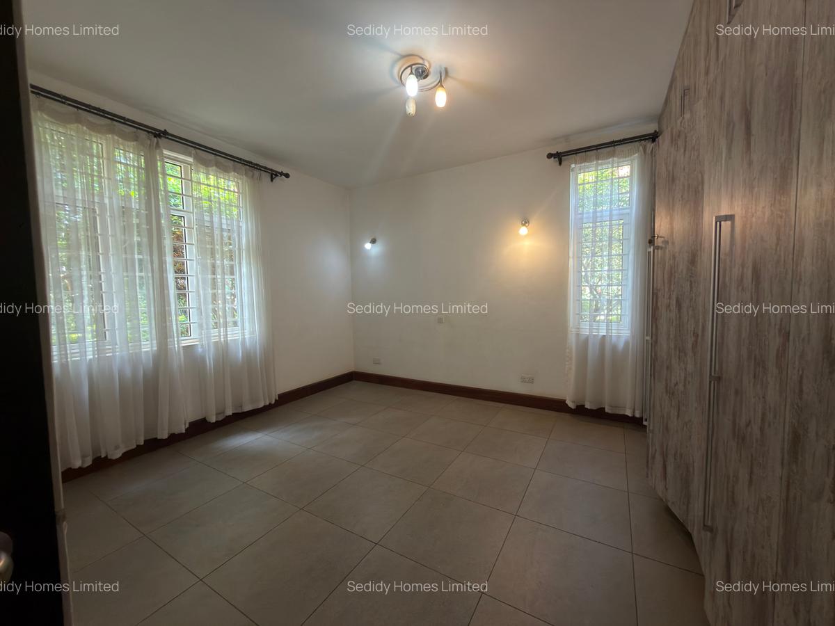 5 Bed Townhouse with En Suite in Rosslyn - 13