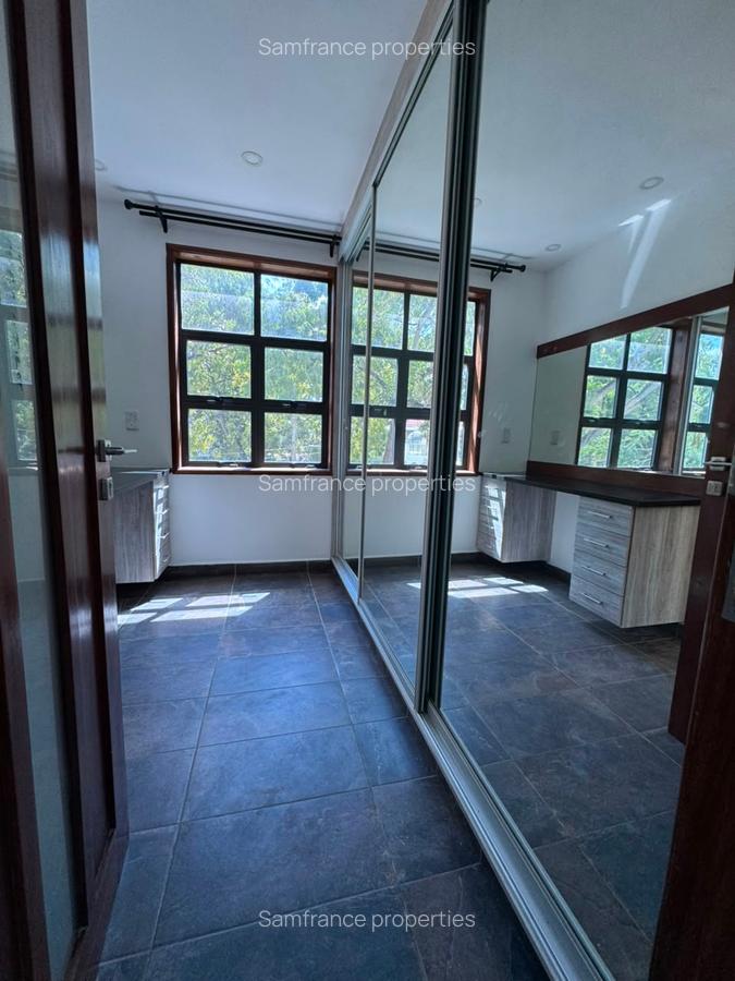 5 Bed Villa with En Suite at Moyne Drive - 3