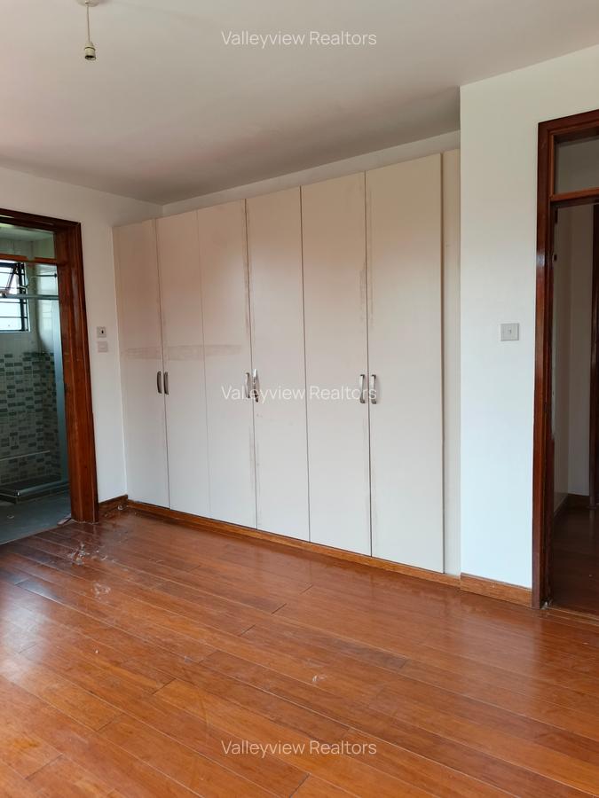 5 Bed Townhouse with En Suite at Lavington - 15