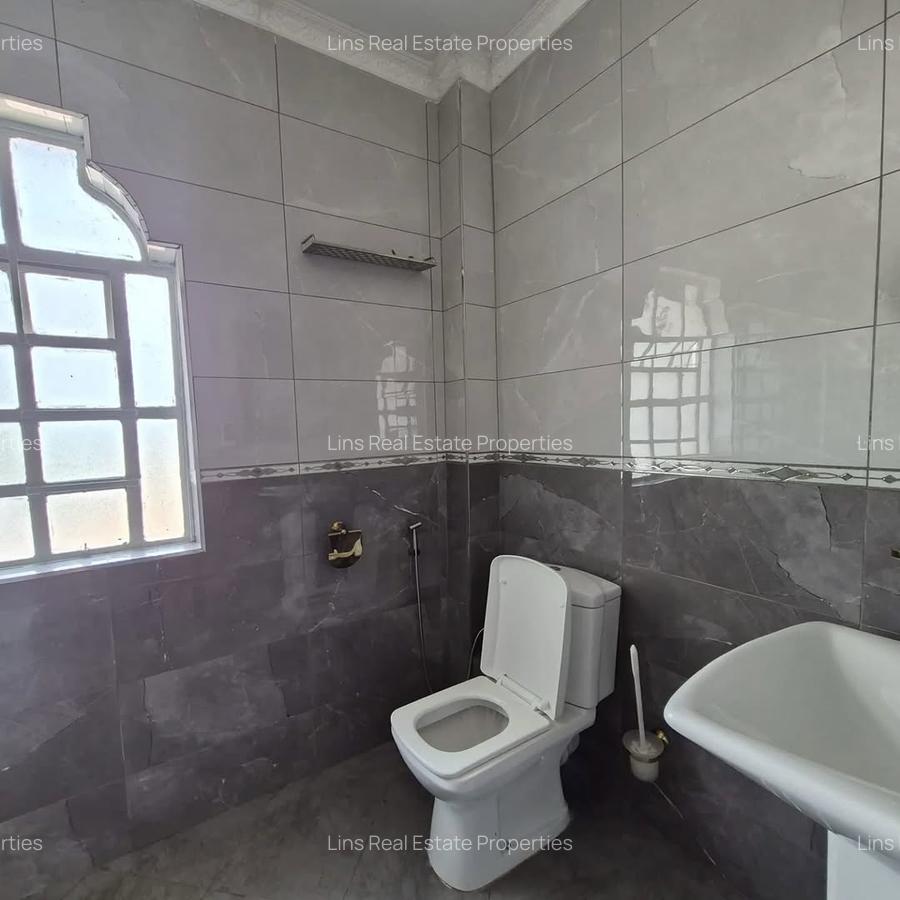 6 Bed House with En Suite in Runda - 14