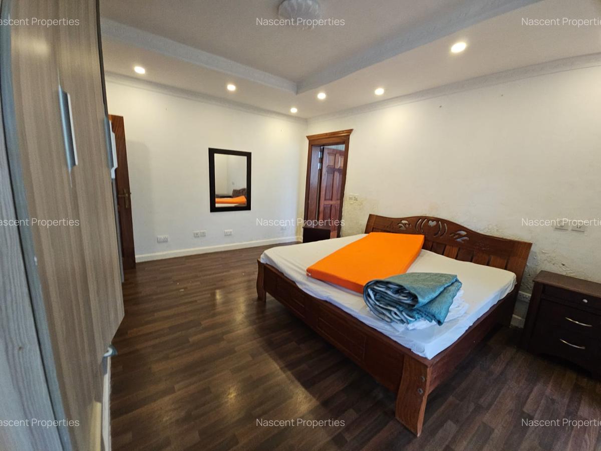 6 Bed House with En Suite in Runda - 14