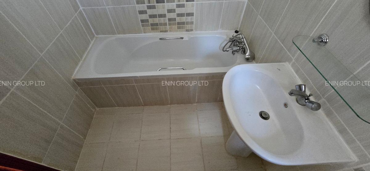 5 Bed Townhouse with En Suite at Rosslyn Garden - 12