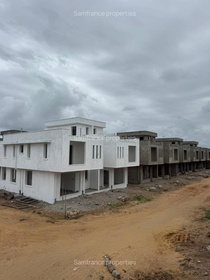 3 Bed Villa with Swimming Pool at Coca-Cola - 4