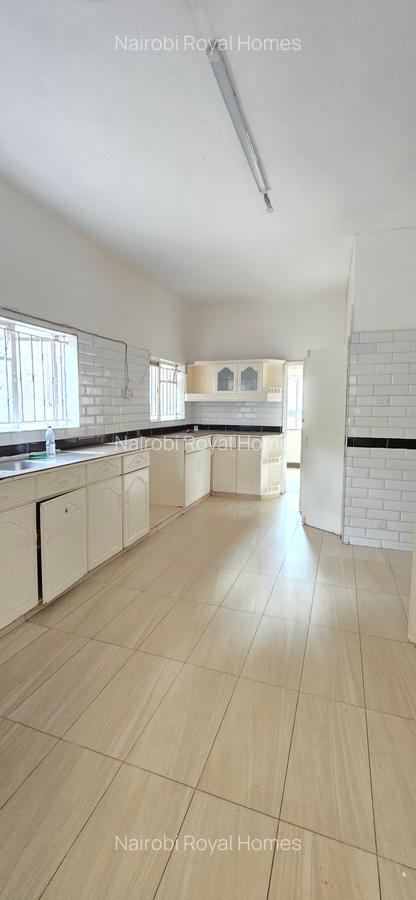 5 Bed House with En Suite at Lavington Road - 16