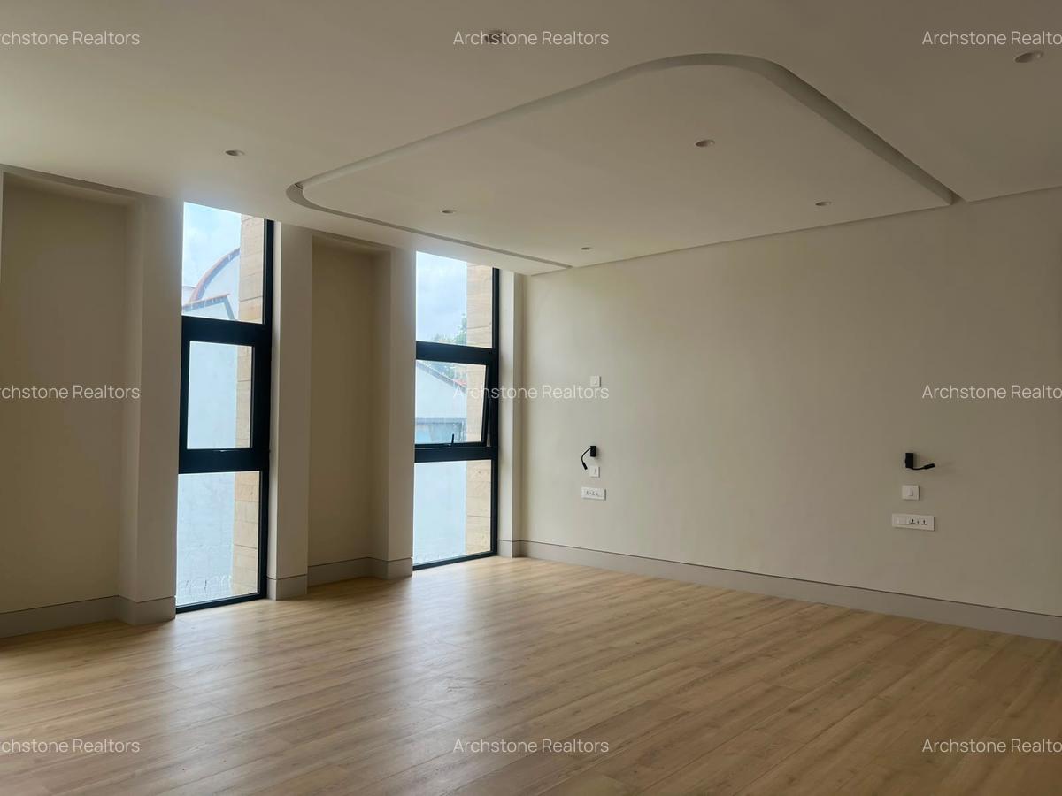 5 Bed Townhouse with En Suite in Brookside - 5
