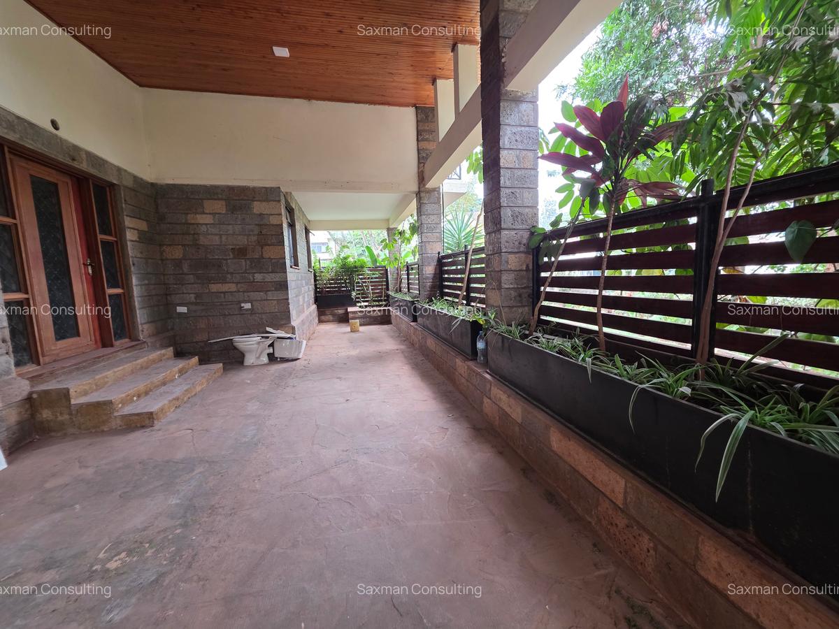 4 Bed House with En Suite in Lavington - 2