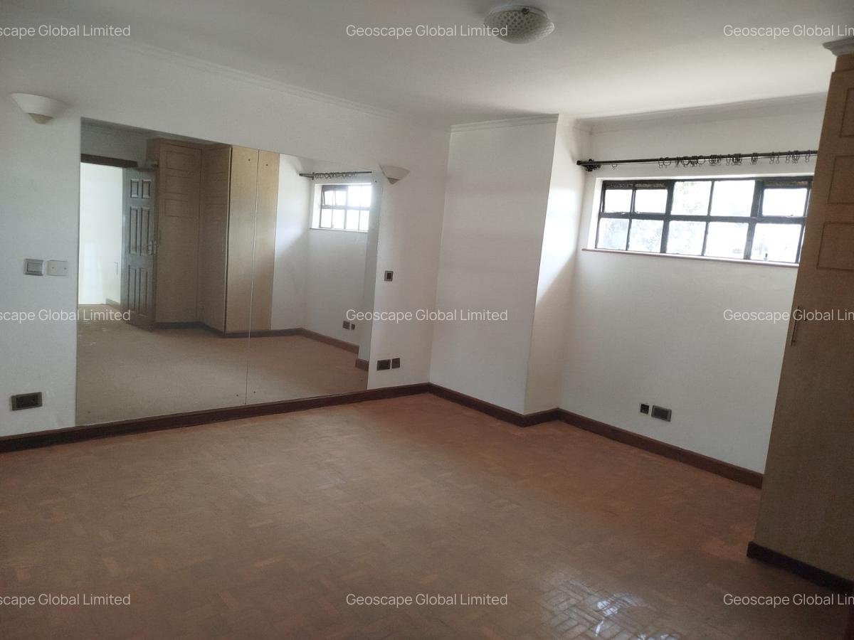 5 Bed House with En Suite in Lavington - 1